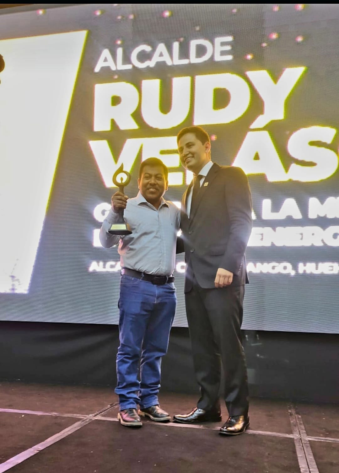 El Sr. Alcalde de Colotenango, Prof. Rudy Velásquez López, recibe galardón
