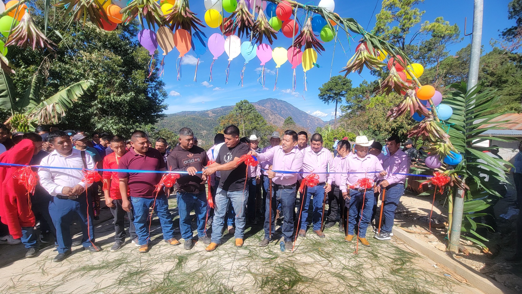 COLOTENANGO INAUGURA PAVIMENTACIÓN DE CAMINO RURAL EN CASERÍO PÉREZ
